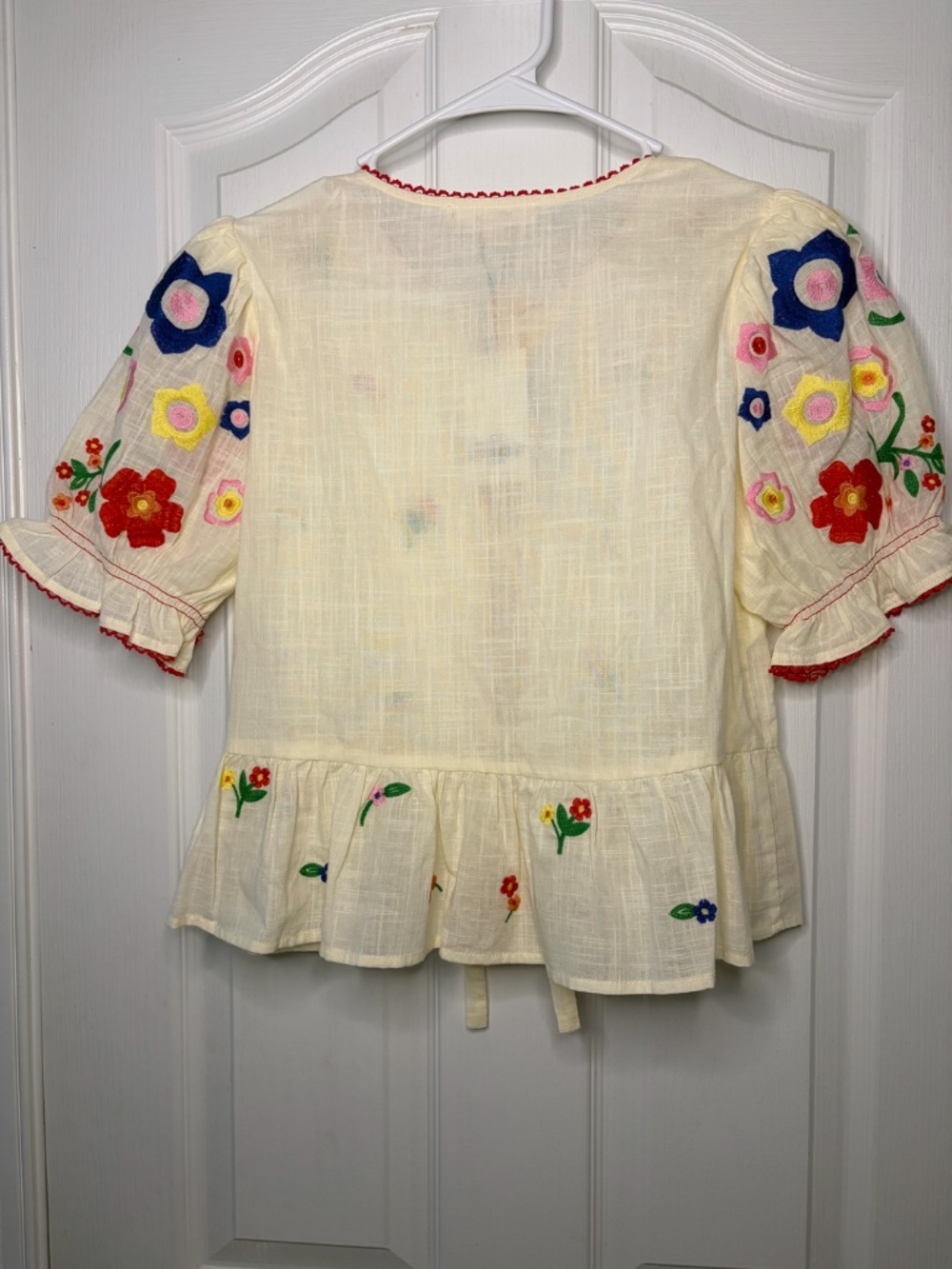 Women's AVARA Tie-Front Peplum Top with Colorful Flower Embroidery Size S NWT - Picture 4 of 13